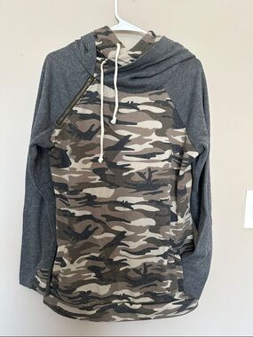 Vanilla Bay Gray & Camouflage Hooded Sweatshirt